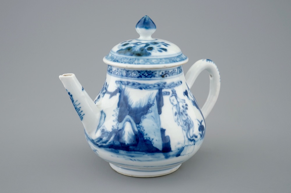 Een Chinese blauw-witte theepot met deksel, Yongzheng, 1723-1735